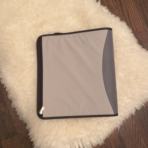 NEW 3-hole punch binder - Picture 2 of 3